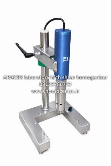 هموژنایزر آزمایشگاهی آرامیکس این تصویر یک هموژنایزر آزمایشگاهی فشار بالا (High Pressure Shear Mixer) را نشان میدهد